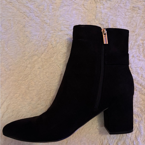 NWOB Tommy Hilfiger Black Ankle Booties with Gold Accent - Picture 3 of 10